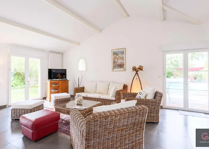 Villa Avec Piscine Pour 8 Personnes A Bourg Biscarrosse