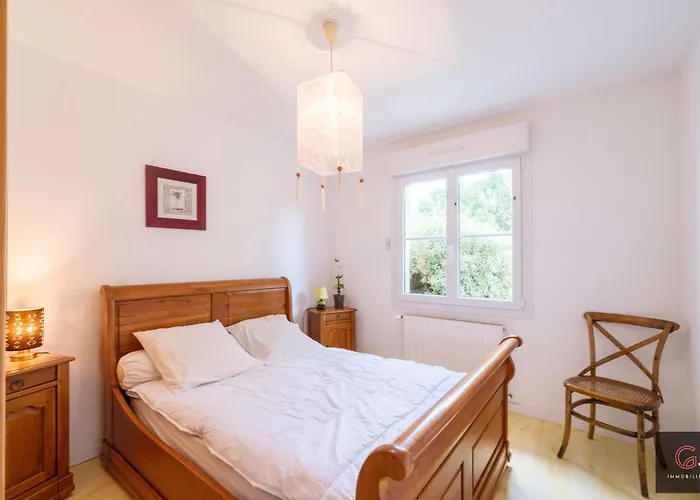 Villa Avec Piscine Pour 8 Personnes A Bourg *