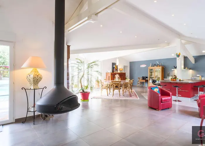 Villa Avec Piscine Pour 8 Personnes A Bourg Biscarrosse