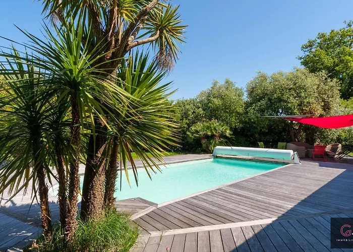 Villa Avec Piscine Pour 8 Personnes A Bourg